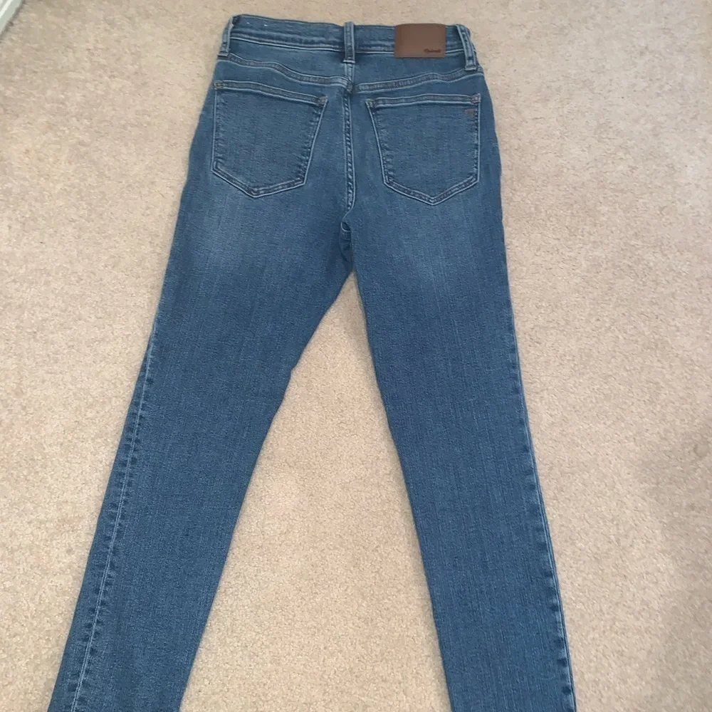 Madewell 9” Mid Rise Skinny Cropped Button Down Jeans in Medium Wash Size 25
